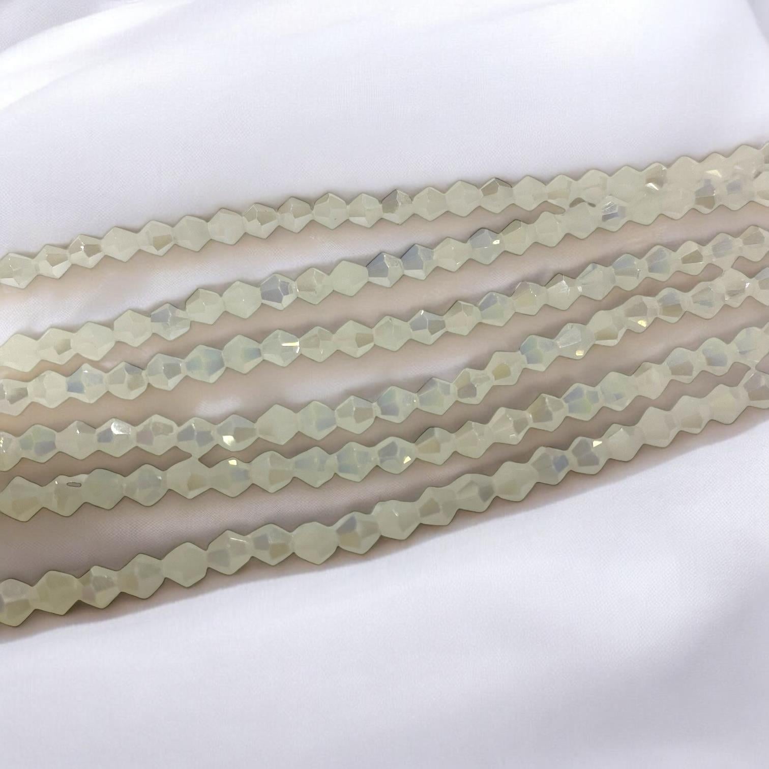 Piramit Kristal Dizi Cam Boncuk (4 mm) Buz Beyaz