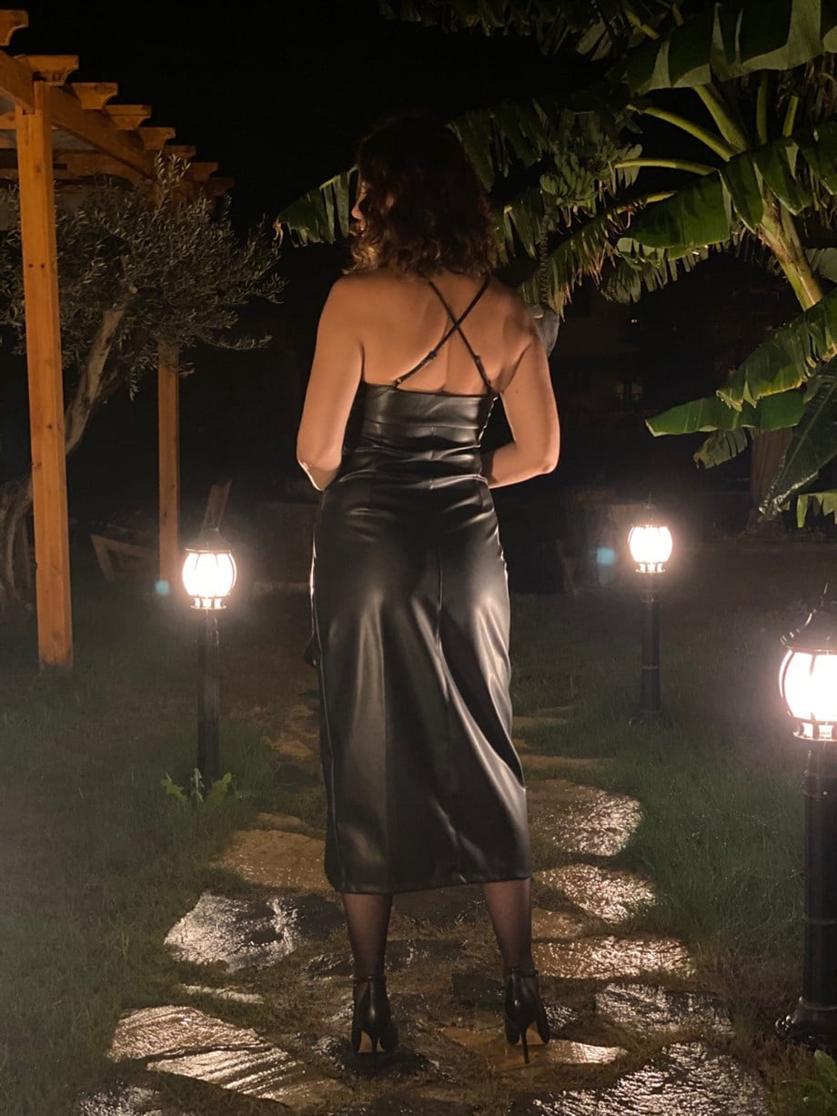 SİYAH İP ASKILI DERİ ELBİSE