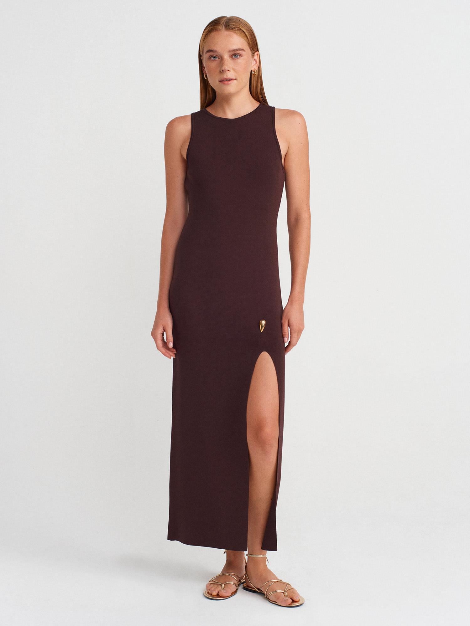 AKSESUAR DETAYLI TRİKO ELBİSE