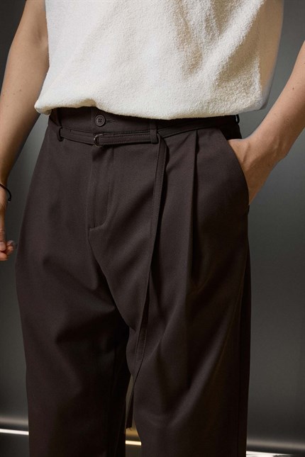 Erkek Baggy Fit Kemer Detaylı Gabardin Kumaş Pantolon Koyu Kahve
