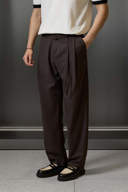 Erkek Baggy Fit Kemer Detaylı Gabardin Kumaş Pantolon Koyu Kahve
