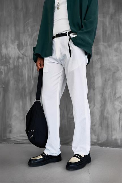 Erkek Dokulu İnce Kumaş Regular Fit Pantolon Beyaz