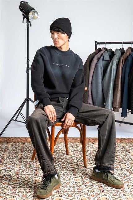 Erkek Minimal Yazı Detaylı Yıkamalı Sweatshirt Siyah