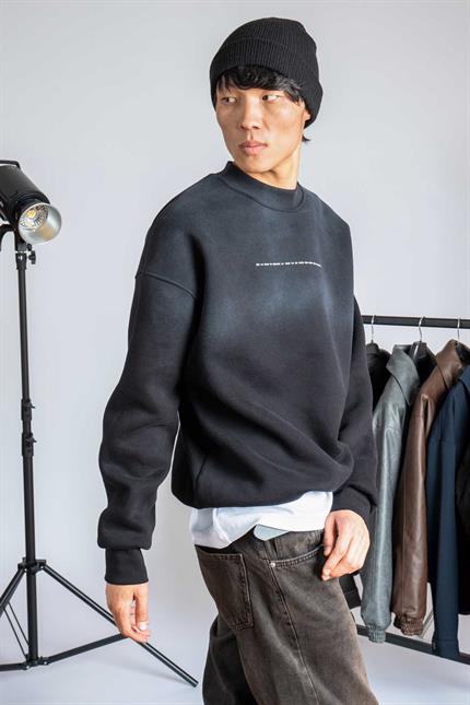 Erkek Minimal Yazı Detaylı Yıkamalı Sweatshirt Siyah
