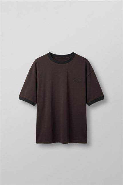 Erkek Nakış Detaylı Kontrast Bisiklet Yaka Boxy Fit T-Shirt Koyu Kahve