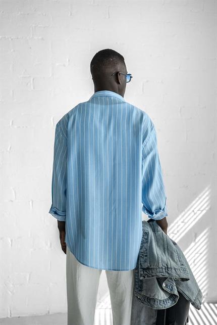 Erkek Nefes Alan Kumaştan Çizgili Rahat Oversize Gömlek Mavi