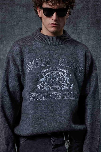 Erkek Oversize Bisiklet Yaka Nakışlı Triko Kazak Gri