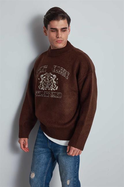 Erkek Oversize Bisiklet Yaka Nakışlı Triko Kazak Kahve