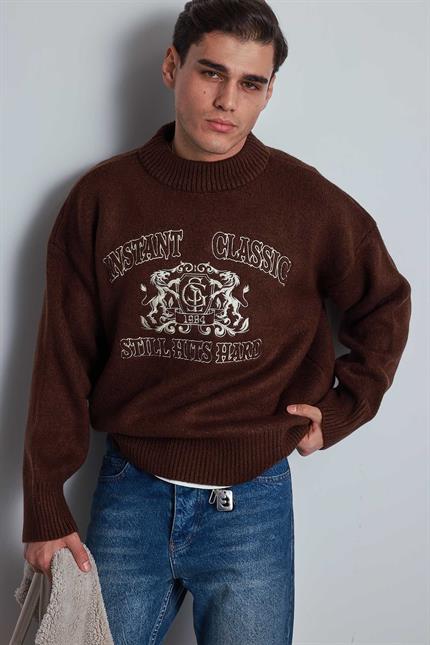 Erkek Oversize Bisiklet Yaka Nakışlı Triko Kazak Kahve