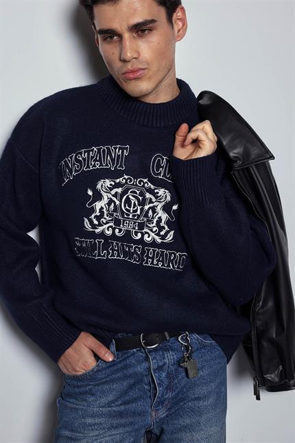 Erkek Oversize Bisiklet Yaka Nakışlı Triko Kazak Lacivert