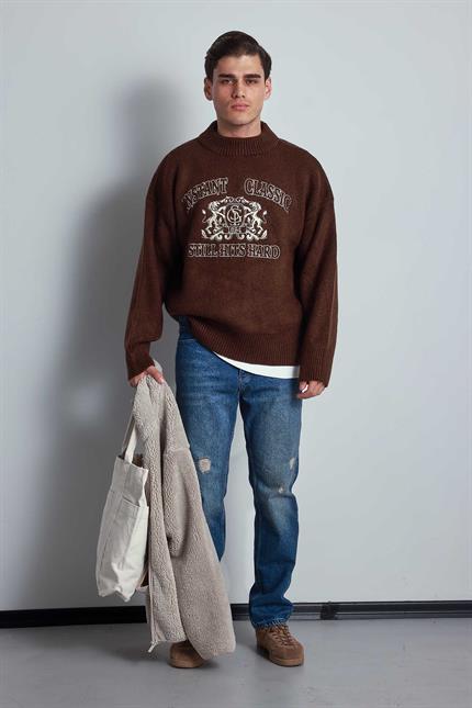 Erkek Oversize Bisiklet Yaka Nakışlı Triko Kazak Kahve