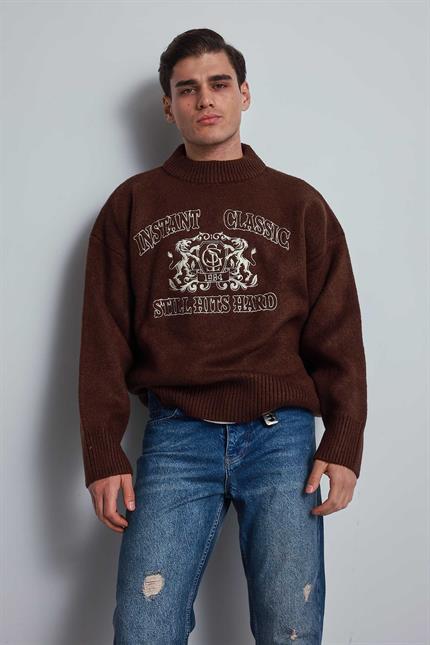 Erkek Oversize Bisiklet Yaka Nakışlı Triko Kazak Kahve