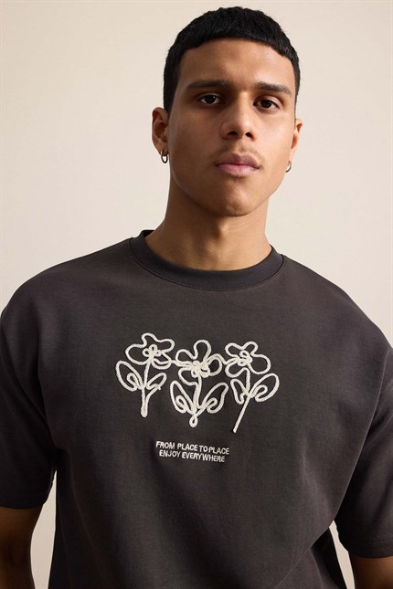 Erkek Oversize Çiçek Nakışlı T-Shirt Kahve