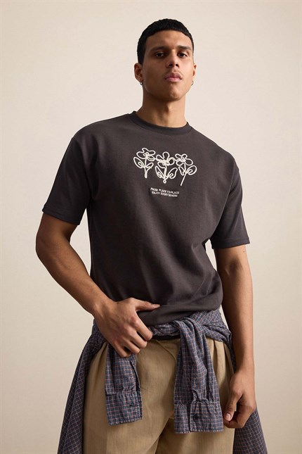 Erkek Oversize Çiçek Nakışlı T-Shirt Kahve