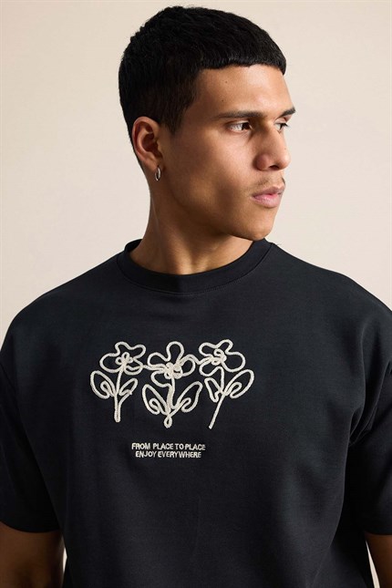 Erkek Oversize Çiçek Nakışlı T-Shirt Siyah