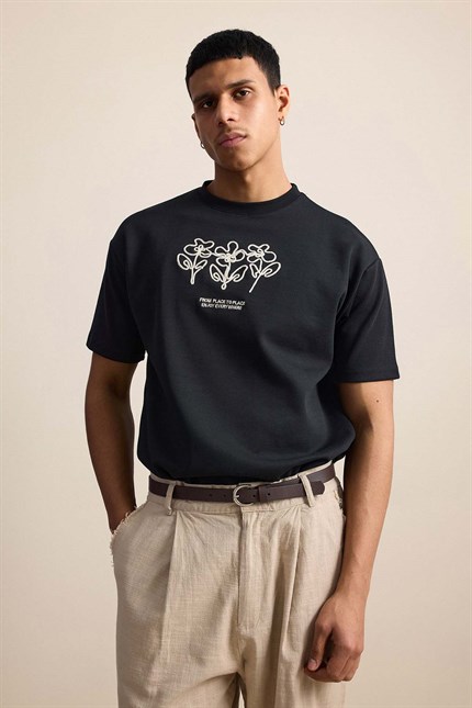 Erkek Oversize Çiçek Nakışlı T-Shirt Siyah