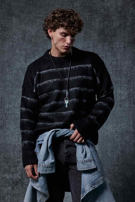 Erkek Oversize Çizgili Tüylü Triko Kazak Siyah