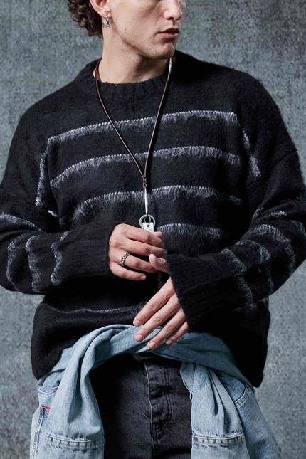 Erkek Oversize Çizgili Tüylü Triko Kazak Siyah