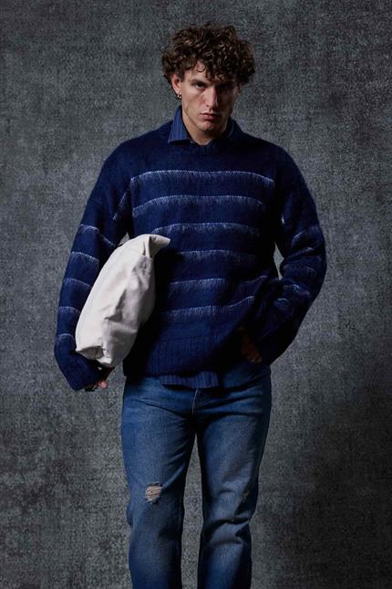 Erkek Oversize Çizgili Tüylü Triko Kazak Lacivert