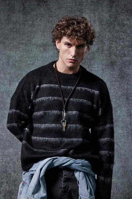 Erkek Oversize Çizgili Tüylü Triko Kazak Siyah