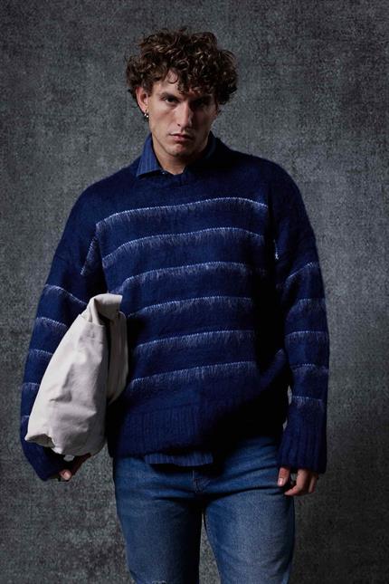 Erkek Oversize Çizgili Tüylü Triko Kazak Lacivert