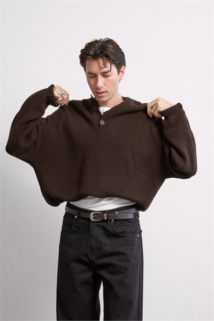 Erkek Oversize Henley Yaka Triko Kazak Kahverengi