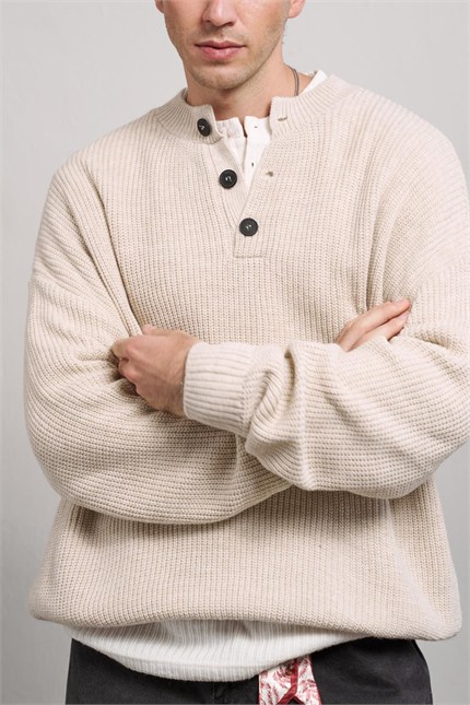 Erkek Oversize Henley Yaka Triko Kazak Bej