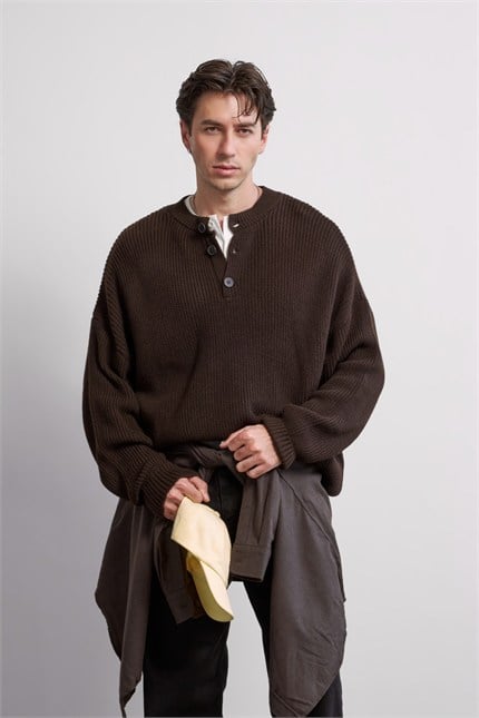 Erkek Oversize Henley Yaka Triko Kazak Kahverengi