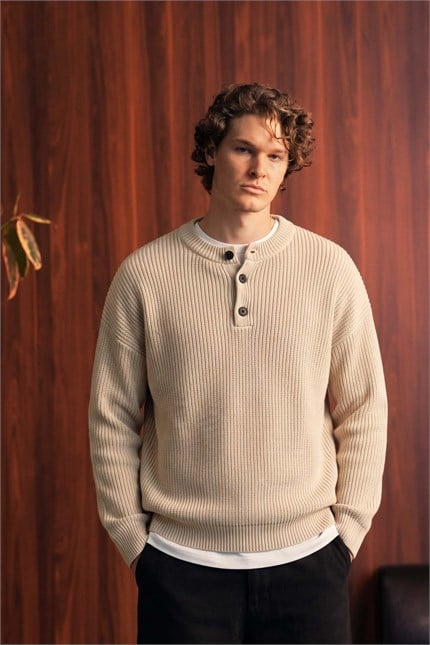 Erkek Oversize Henley Yaka Triko Kazak Bej