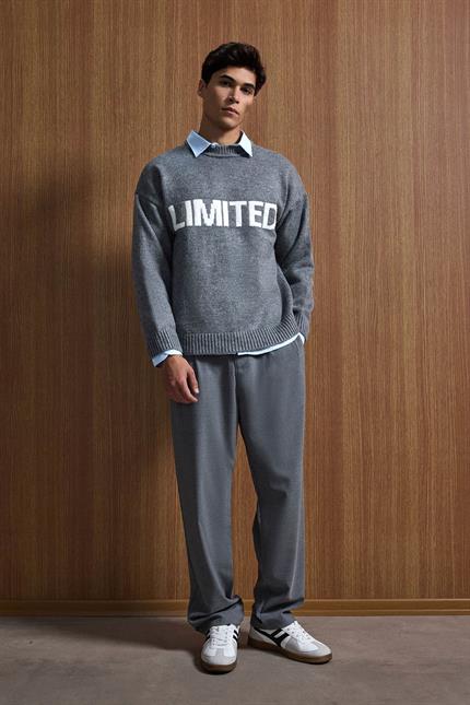 Erkek Oversize Limited Kabartma Baskılı Triko Kazak Füme