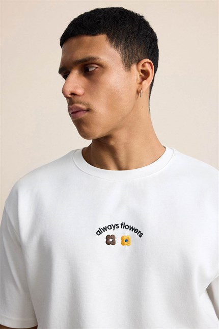 Erkek Oversize Minimal Çiçek Nakışlı T-Shirt Beyaz