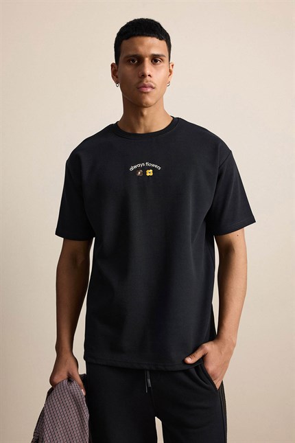 Erkek Oversize Minimal Çiçek Nakışlı T-Shirt Siyah