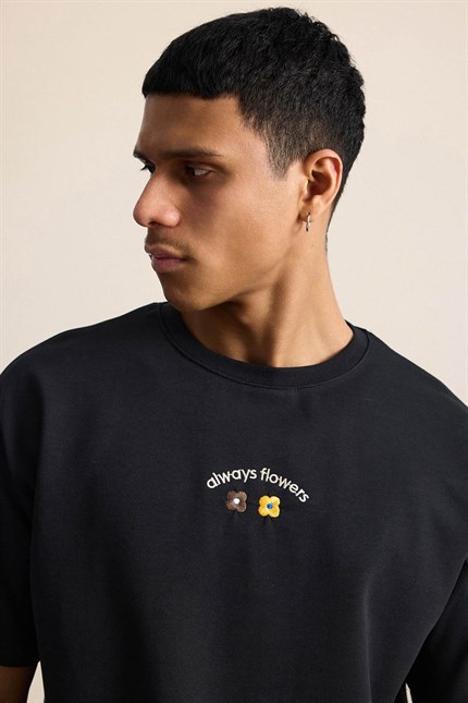 Erkek Oversize Minimal Çiçek Nakışlı T-Shirt Siyah