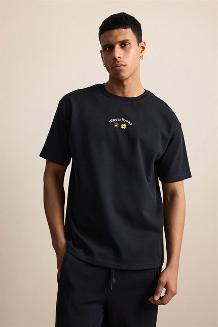 Erkek Oversize Minimal Çiçek Nakışlı T-Shirt Siyah