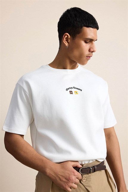 Erkek Oversize Minimal Çiçek Nakışlı T-Shirt Beyaz