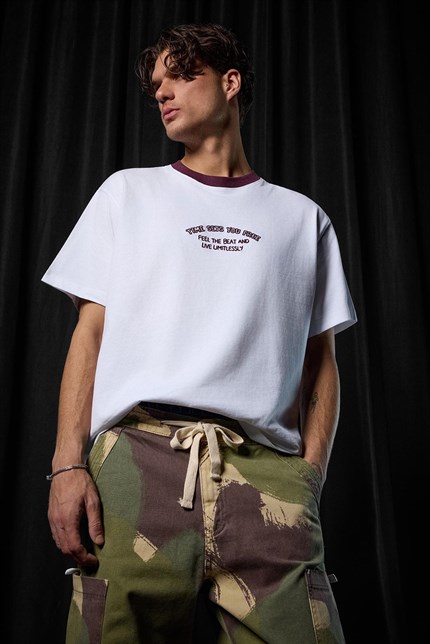 Erkek Oversize Minimal Nakış Detaylı Basic T-Shirt Beyaz / Mürdüm