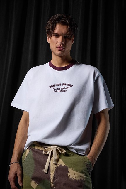 Erkek Oversize Minimal Nakış Detaylı Basic T-Shirt Beyaz / Mürdüm