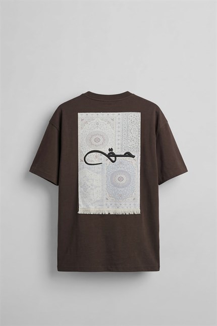 Erkek Oversize Nakışlı Halı Desenli Sırt Baskılı T-Shirt Kahverengi