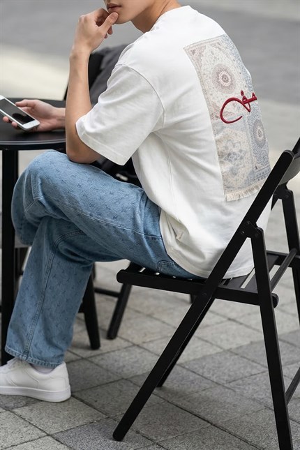 Erkek Oversize Nakışlı Halı Desenli Sırt Baskılı T-Shirt Ekru