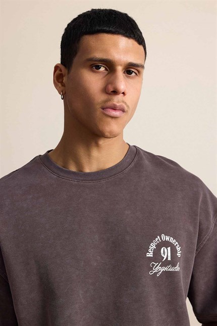 Erkek Oversize Yıkamalı Arkası Baskılı T-Shirt Kahverengi