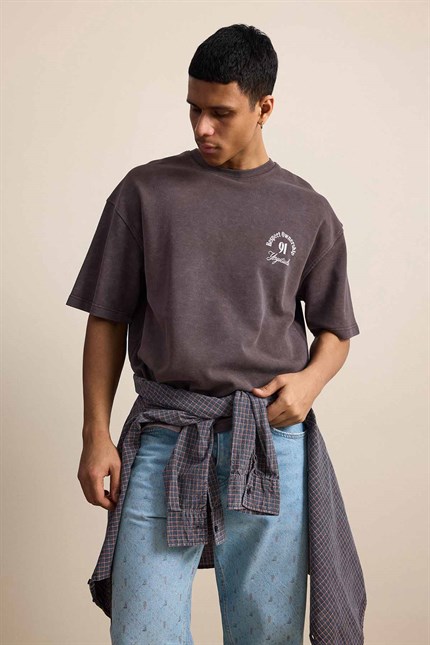 Erkek Oversize Yıkamalı Arkası Baskılı T-Shirt Kahverengi