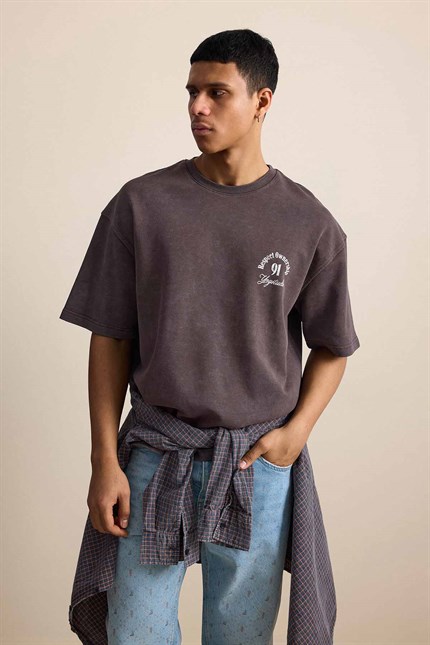 Erkek Oversize Yıkamalı Arkası Baskılı T-Shirt Kahverengi