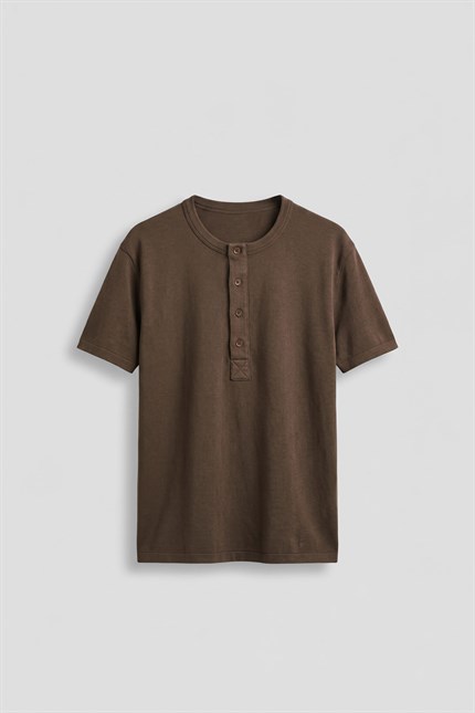 Erkek Relaxed Fit Düğmeli Henley Yaka Basic T-Shirt Kahverengi