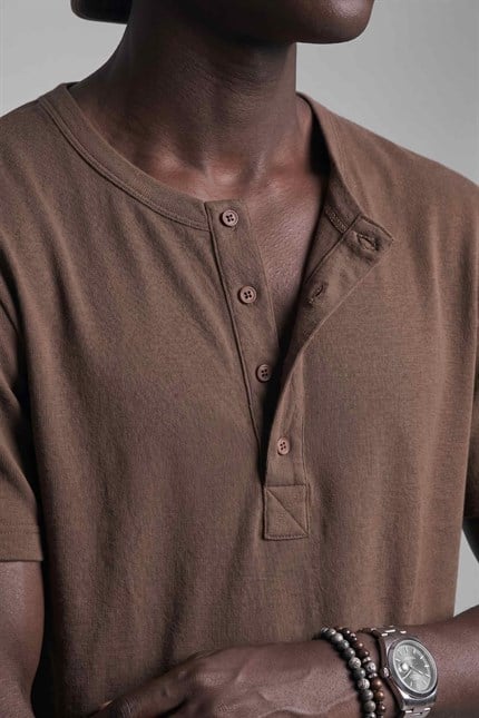 Erkek Relaxed Fit Düğmeli Henley Yaka Basic T-Shirt Kahverengi