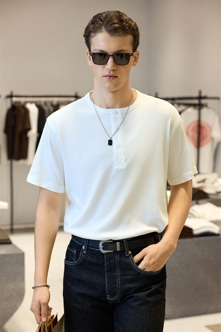 Erkek Relaxed Fit Düğmeli Henley Yaka Basic T-Shirt Beyaz