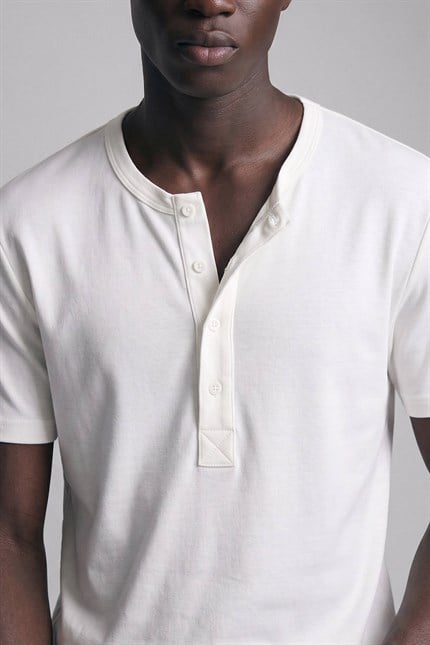 Erkek Relaxed Fit Düğmeli Henley Yaka Basic T-Shirt Beyaz