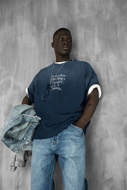 Erkek Renk Geçişli İşlemeli Oversize Dokulu T-Shirt Lacivert
