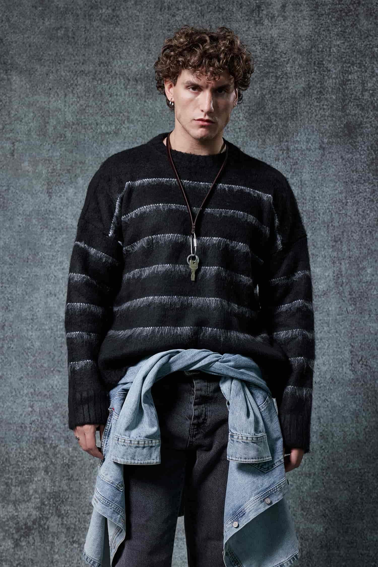 Erkek Oversize Çizgili Tüylü Triko Kazak Siyah