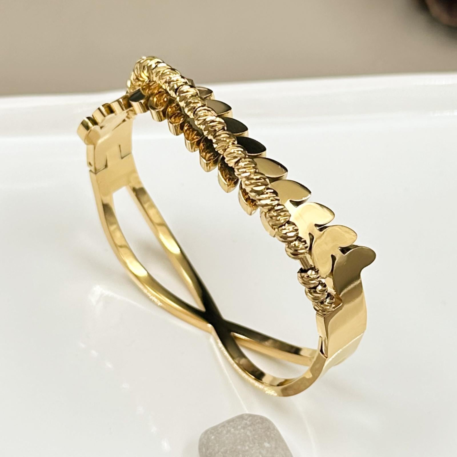 Çapraz Dorikalı Yapraklı Altın Kaplama Kelepçe