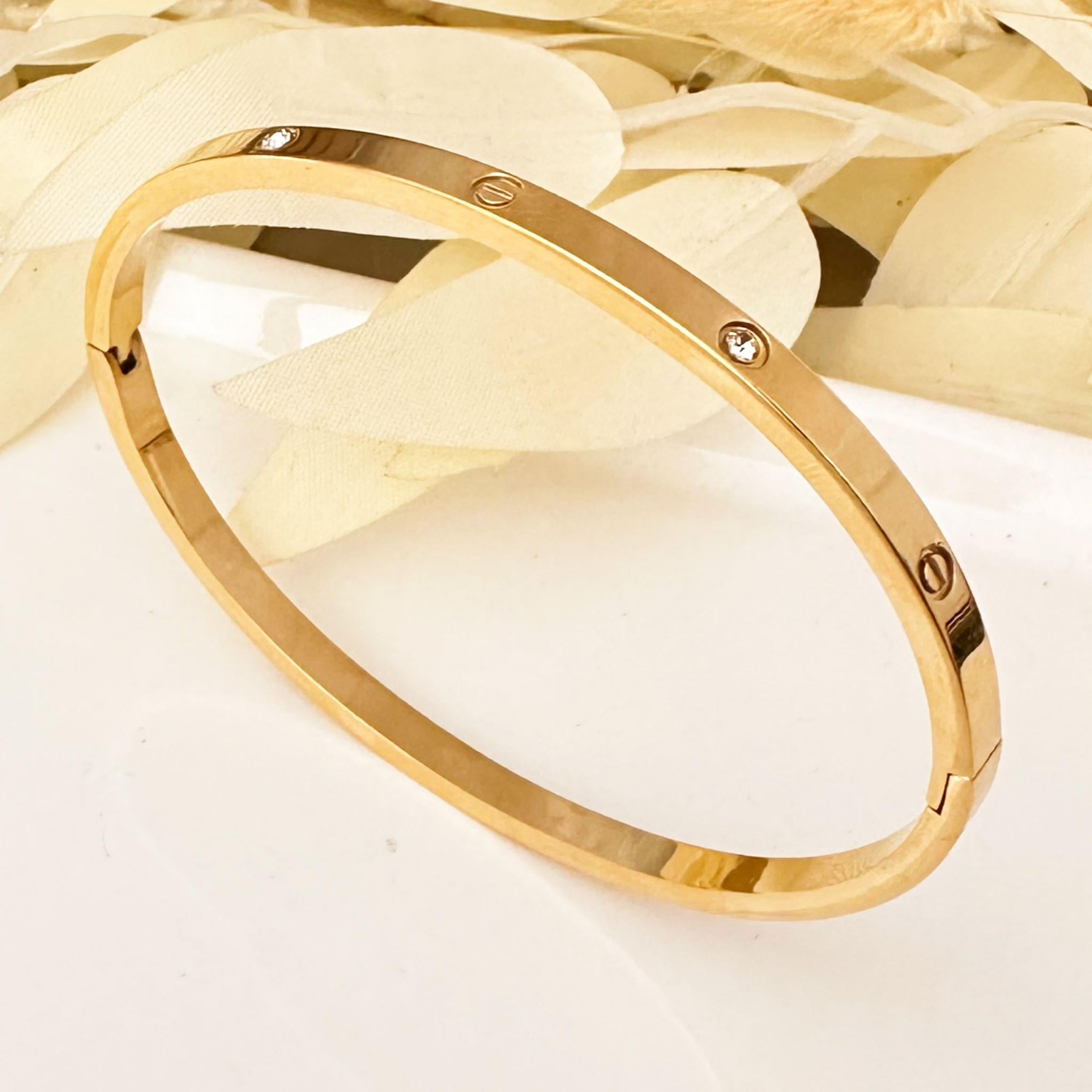 Geniş C Model Taşlı İnce  Altın Kaplama Çelik  Kelepçe